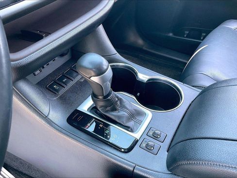 Used 2019 Toyota Highlander XLE image 16