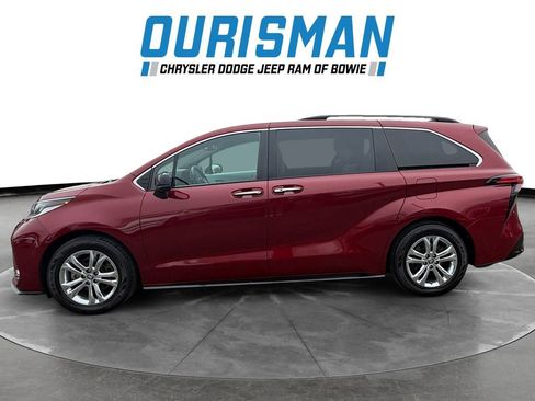 Used 2022 Toyota Sienna XSE image 3