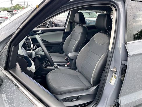Used 2023 Volkswagen Taos SE w/ Panoramic Sunroof Package AWD/4WD image 9