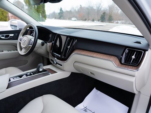 Used 2022 Volvo XC60 B5 Momentum image 19