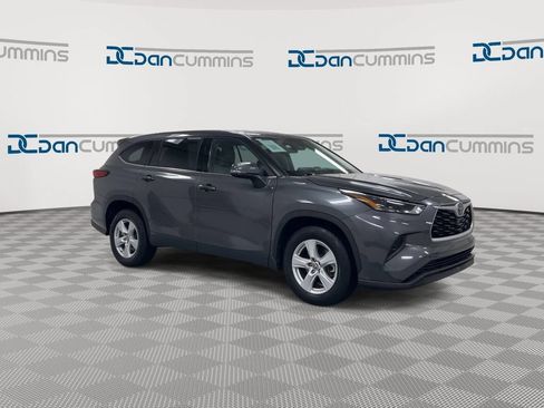 Used 2022 Toyota Highlander L FWD image 2