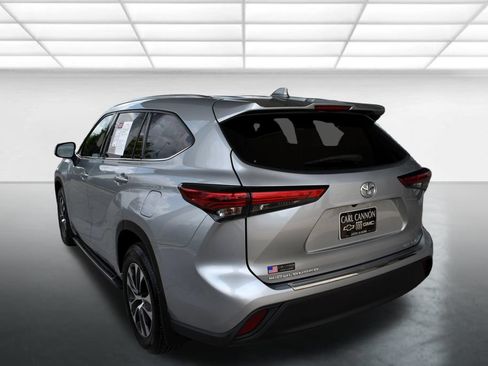 Used 2020 Toyota Highlander XLE AWD/4WD image 9