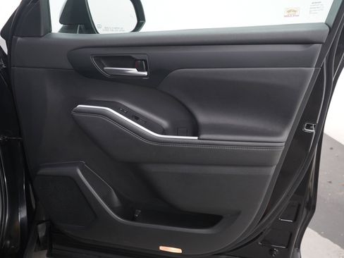 Used 2020 Toyota Highlander XLE AWD/4WD image 12