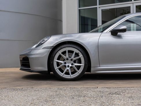 Used 2025 Porsche 911 Carrera RWD image 16
