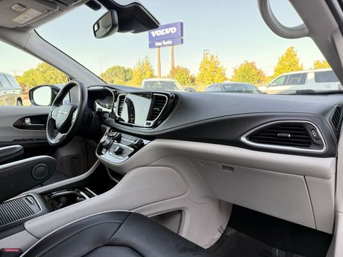 Used 2022 Chrysler Pacifica Limited FWD image 31