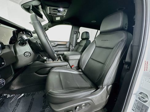 Used 2025 GMC Yukon XL Denali AWD/4WD image 23