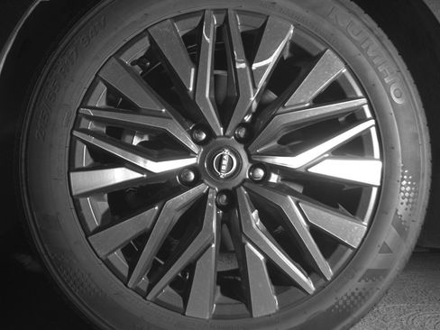 Used 2025 Nissan Altima 2.5 SV FWD image 12