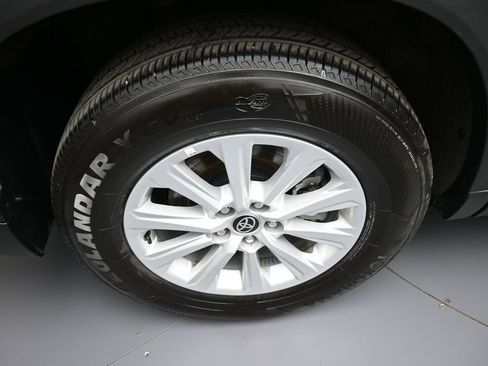 Certified 2025 Toyota Grand Highlander AWD image 12