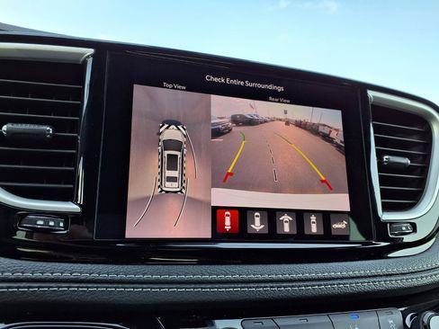 Used 2024 Chrysler Pacifica Limited FWD image 5