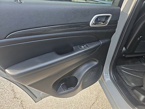 Used 2021 Jeep Grand Cherokee Laredo X image 17