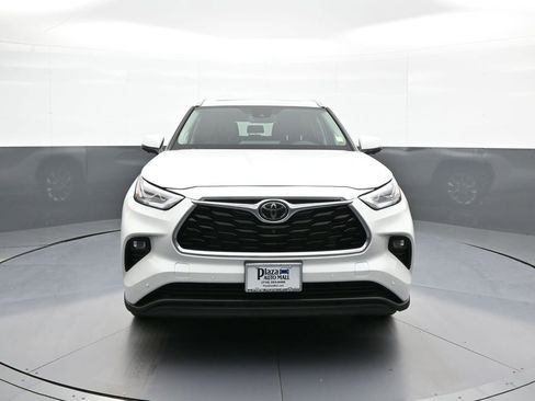 Used 2024 Toyota Highlander Limited AWD/4WD image 2