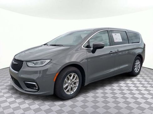 Used 2023 Chrysler Pacifica Touring-L FWD image 8