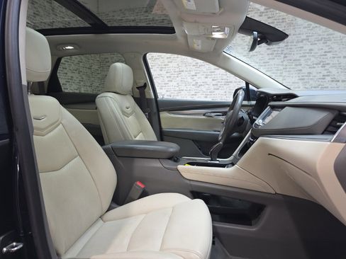 Used 2017 Cadillac XT5 Luxury w/ Driver Awareness Package image 9