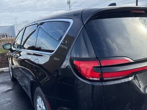 Used 2023 Chrysler Pacifica Touring-L FWD image 7