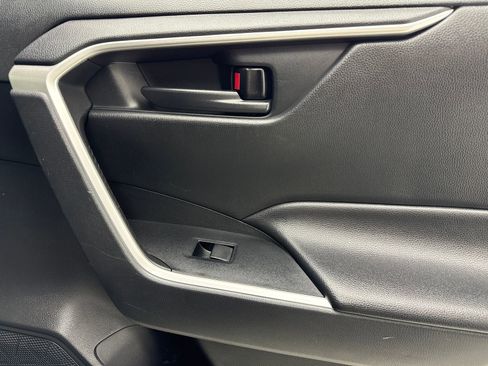 Used 2021 Toyota RAV4 LE w/ Carpet Mat Package (TMS) AWD/4WD image 45