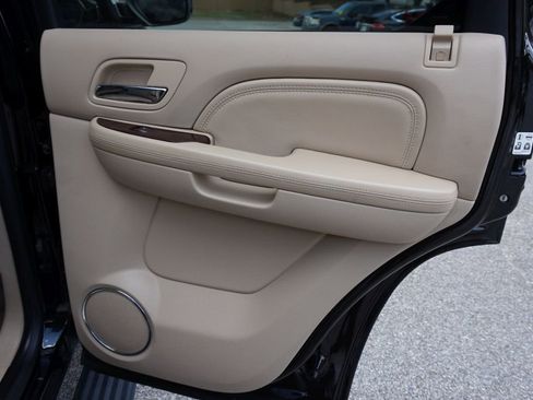 Used 2013 Cadillac Escalade Premium image 30