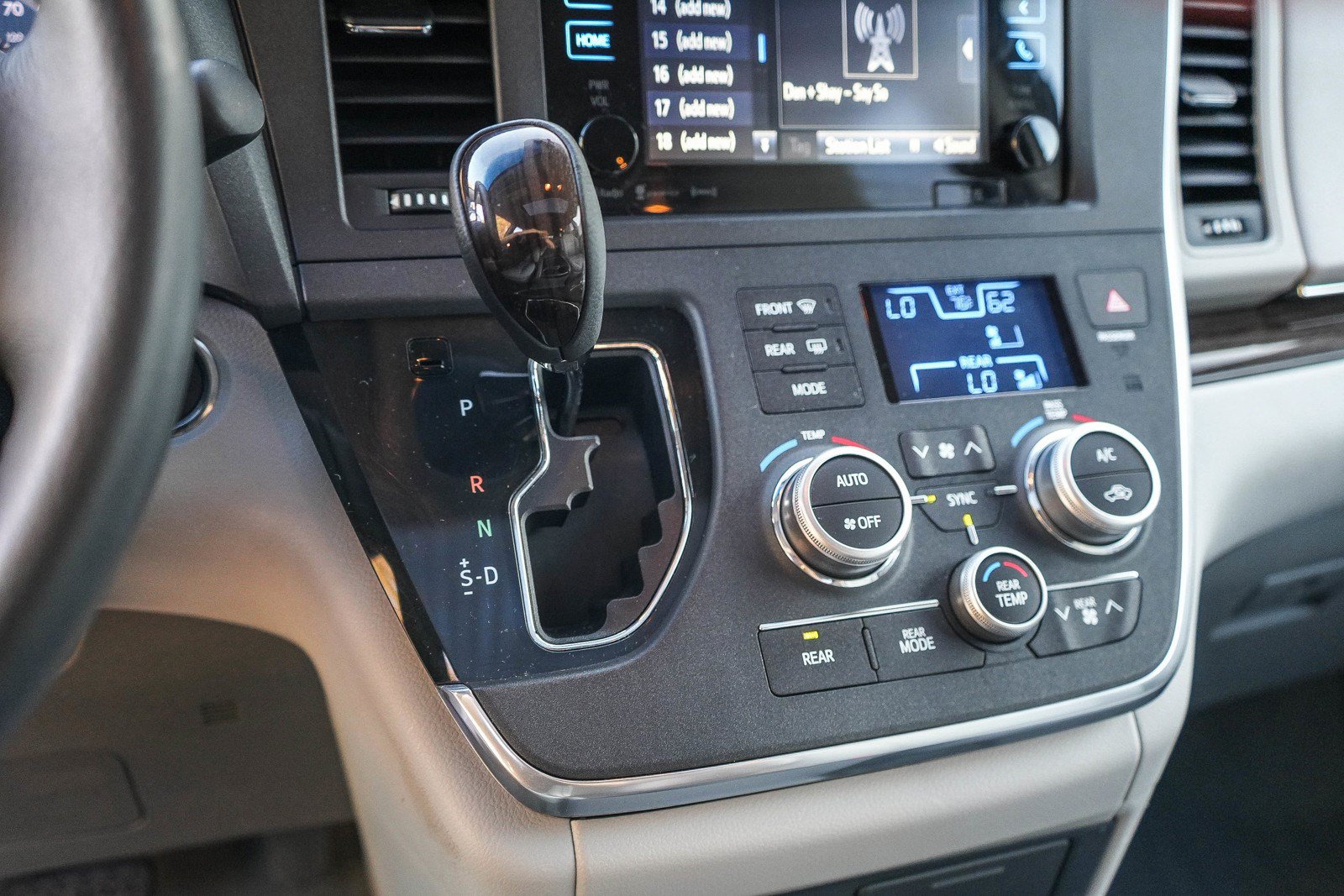 Used 2017 Toyota Sienna XLE w/ XLE Navigation Package AWD/4WD image 18