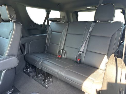 Used 2022 GMC Yukon XL SLT w/ SLT Premium Package image 11
