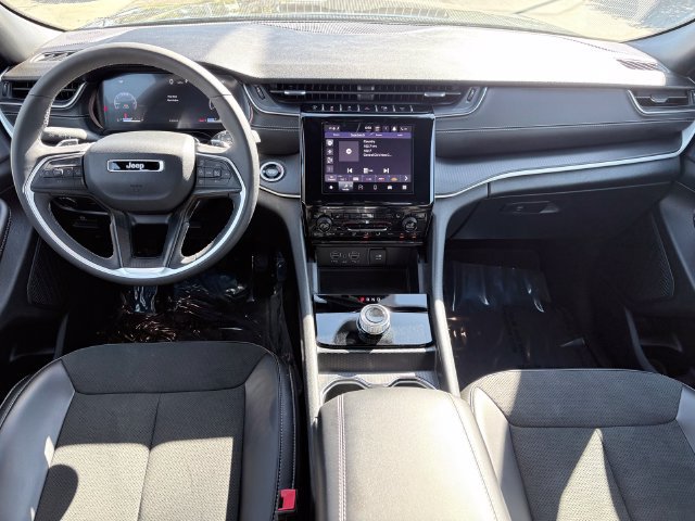 Certified 2025 Jeep Grand Cherokee Altitude AWD/4WD image 7