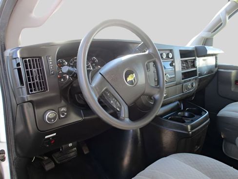 Used 2017 Chevrolet Express 4500 Extended image 9