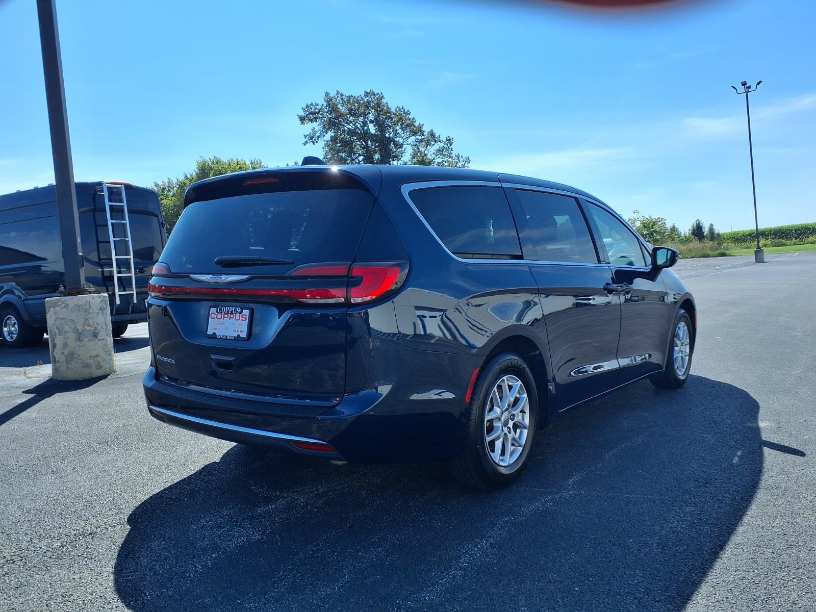 Used 2023 Chrysler Pacifica Touring-L FWD image 6