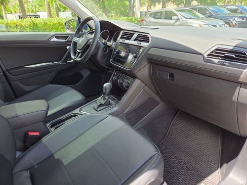 Used 2020 Volkswagen Tiguan SE w/ Panoramic Sunroof Package FWD image 9