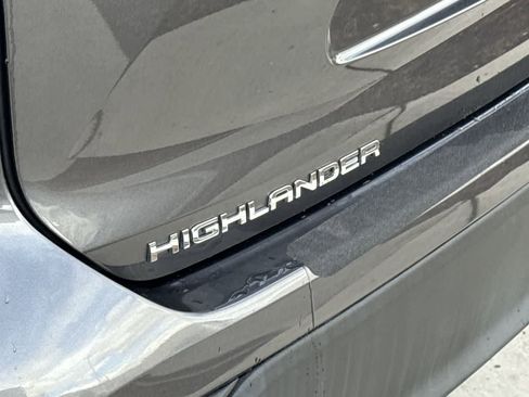 Used 2021 Toyota Highlander LE image 9