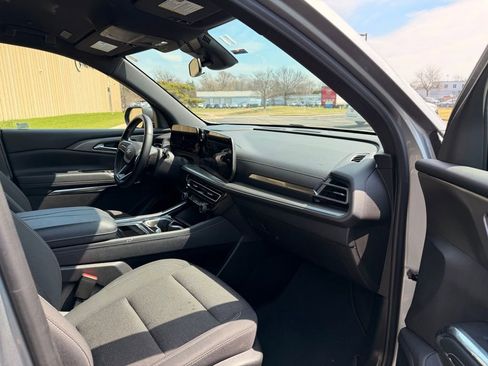 Used 2024 Chevrolet Traverse LT image 27