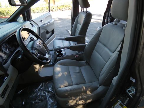 Used 2017 Toyota Sienna XLE image 58