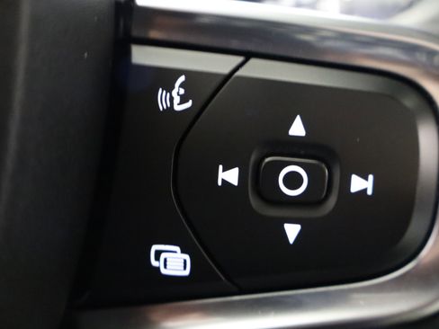 Used 2022 Volvo XC40 T4 Momentum image 29