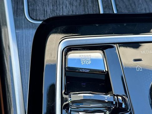 Used 2023 BMW 740i image 25