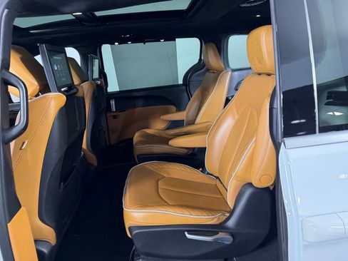 Used 2023 Chrysler Pacifica Pinnacle image 28