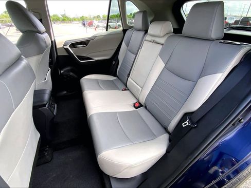 Used 2021 Toyota RAV4 XLE Premium image 20