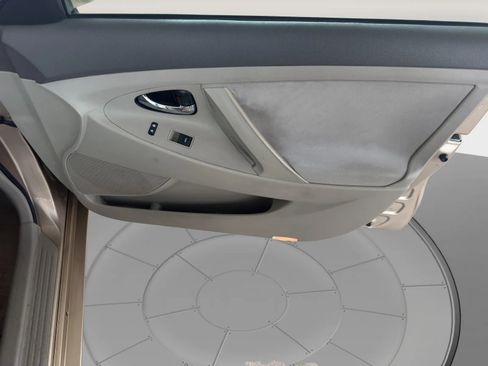 Used 2010 Toyota Camry LE image 17