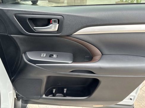 Used 2019 Toyota Highlander XLE image 18