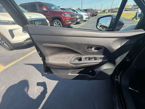 Used 2021 Nissan Versa SV image 10