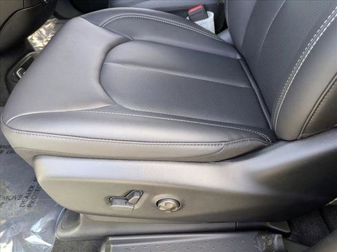 New 2026 Chrysler Pacifica Select image 4