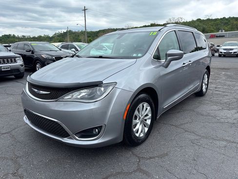 Used 2019 Chrysler Pacifica Touring-L FWD image 3