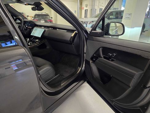 Used 2023 Land Rover Range Rover Sport SE image 12