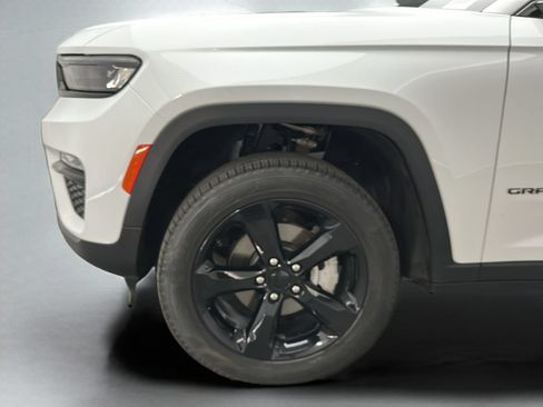 Used 2024 Jeep Grand Cherokee Limited w/ Black Appearance Package AWD/4WD image 35