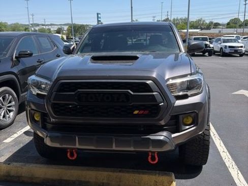 Used 2017 Toyota Tacoma TRD Sport AWD/4WD image 5