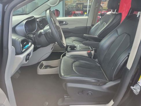 Used 2019 Chrysler Pacifica Limited FWD image 14