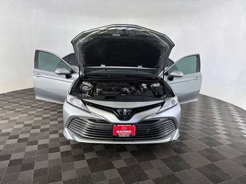 Used 2020 Toyota Camry XLE FWD image 11