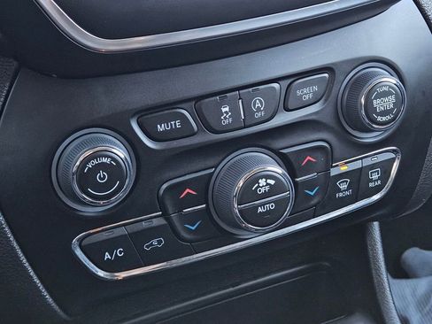 Used 2023 Jeep Cherokee Altitude Lux image 19