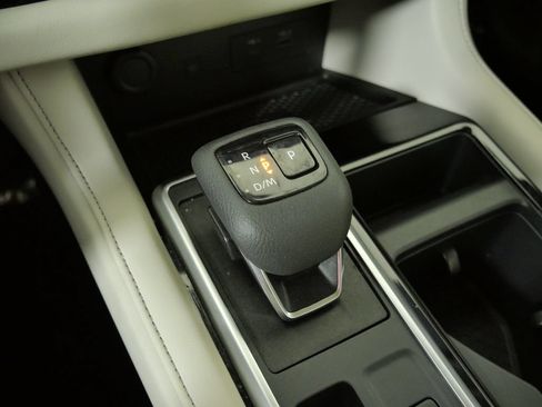 Used 2025 Nissan Pathfinder SL AWD/4WD image 31