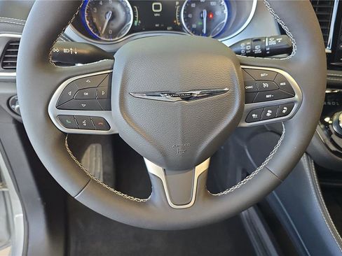 Used 2026 Chrysler Pacifica Limited image 24