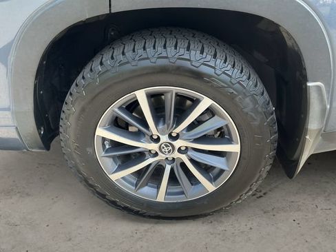 Used 2018 Toyota Highlander XLE AWD/4WD image 9
