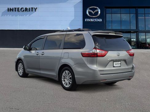 Used 2017 Toyota Sienna XLE Premium FWD image 4