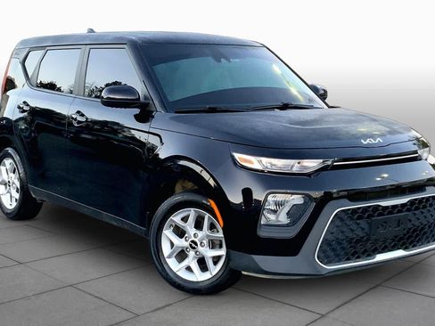 Used 2022 Kia Soul LX w/ Technology Package FWD image 3
