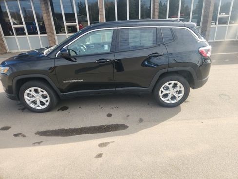 Used 2024 Jeep Compass Latitude image 4